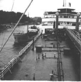 Tanker grüßt kleinen Genossen